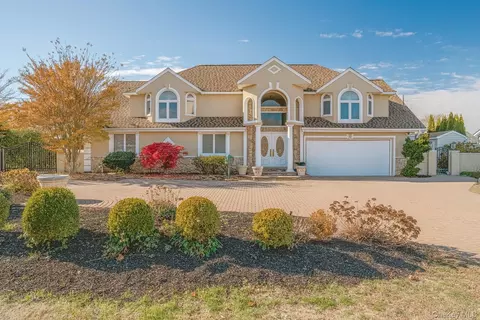 130 Wampum Ln, West Islip, NY 11795