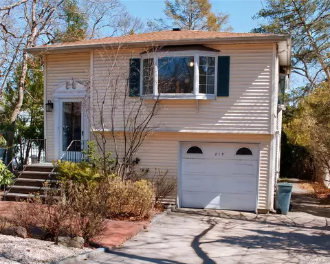 215 Lakeside Trl, Ridge, NY 11961