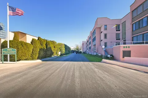 800 Willis Ave #313, North Hempstead, NY 11507