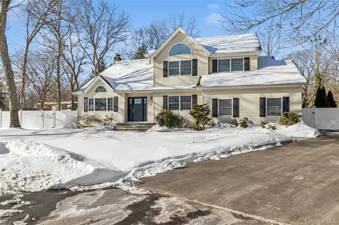 41 Locust Dr, Nesconset, NY 11767