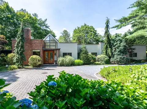 3 West Dr, North Hempstead, NY 11030
