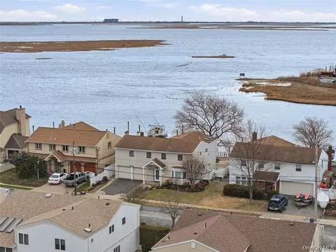 3094 Riverside Dr, Wantagh, NY 11793