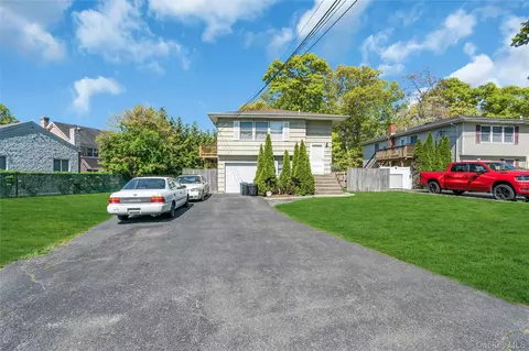 106 Summit Dr, Smithtown, NY 11787