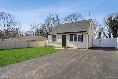 138 Calvert Ave, Ronkonkoma, NY 11779