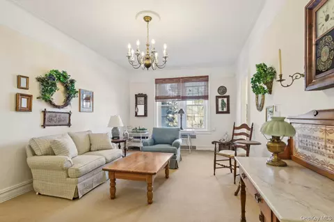 12 Hamilton Pl #B5, Garden City, NY 11530