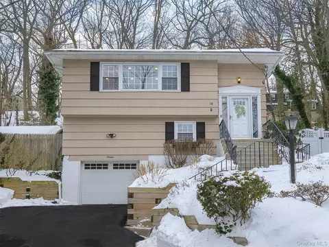16 Underhill Rd, Glen Head, NY 11545