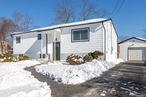 3103 Falcon Ave, Medford, NY 11763