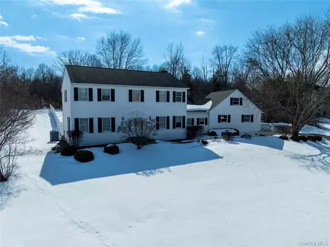 13 Bray Farm Ln, Wappinger, NY 12590