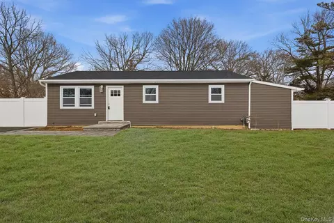 39 E Oakdale St, Bay Shore, NY 11706