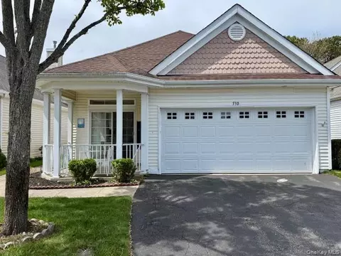 530 Leisure Dr, Ridge, NY 11961