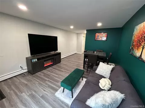270 Lowndes Ave #117G, Huntington Station, NY 11746