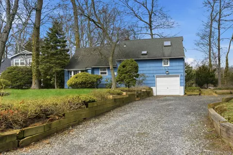 3 Tappen Dr, Melville, NY 11747
