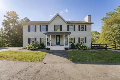 17 Brendella Ct, Wallkill, NY 12589