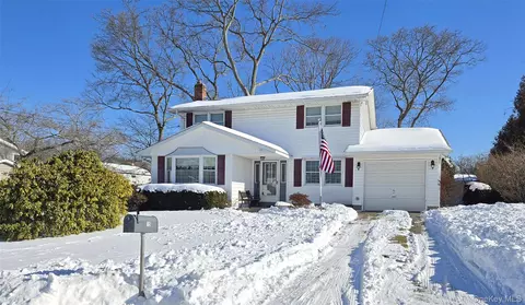 15 Mountain St, Lake Ronkonkoma, NY 11779