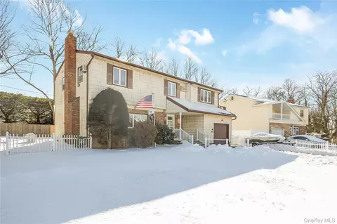 10 Leanore Dr, Farmingdale, NY 11735