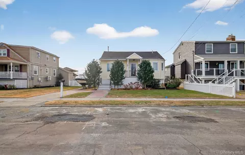 20 Albert Rd, Amity Harbor, NY 11701
