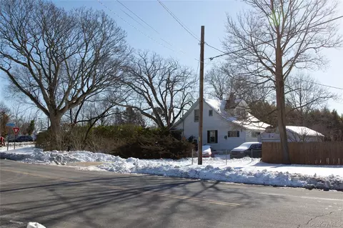 144 Carleton Ave, Islip Terrace, NY 11752