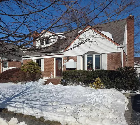 912 Oaks Dr, Franklin Square, NY 11010