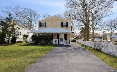 16 Oakdale Ave, Selden, NY 11784