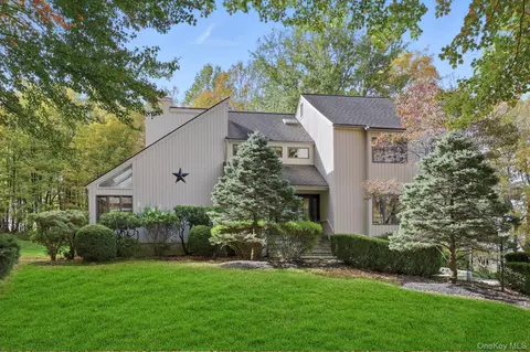 2 Sutton Pl, Katonah, NY 10536