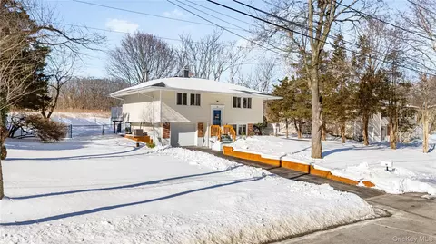 14 Pheasant Ln, Setauket, NY 11733
