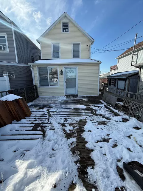 5 Bayview Ave, New York, NY 11414