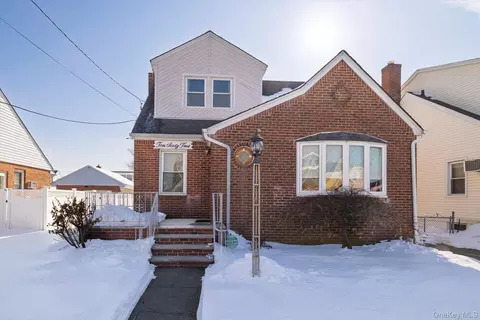 1065 Russell St, Franklin Square, NY 11010
