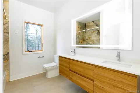 Bath - 513 Myrtle Ave, Wallkill, NY 12589 photo 4 of 4