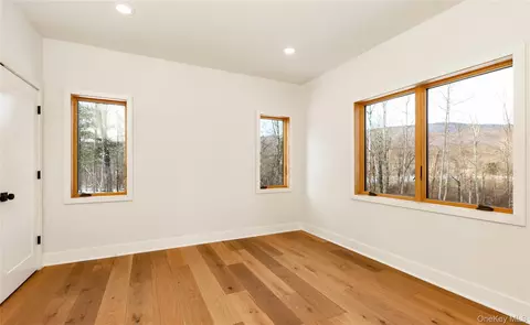 Bedroom - 513 Myrtle Ave, Wallkill, NY 12589 photo 4 of 5