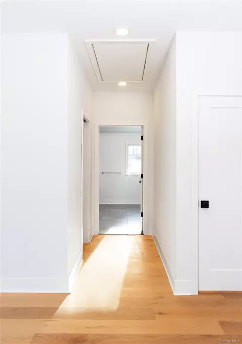 Entry Way - 513 Myrtle Ave, Wallkill, NY 12589 photo 1 of 2