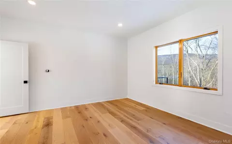 Bedroom - 513 Myrtle Ave, Wallkill, NY 12589 photo 3 of 5