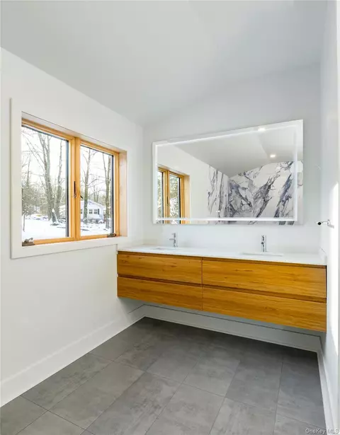 Bath - 513 Myrtle Ave, Wallkill, NY 12589 photo 1 of 4
