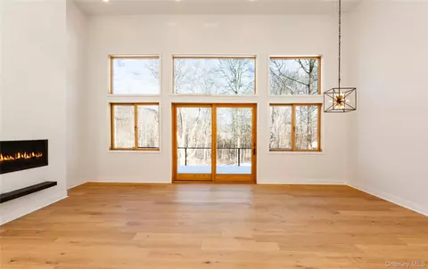 Living - 513 Myrtle Ave, Wallkill, NY 12589 photo 4 of 6