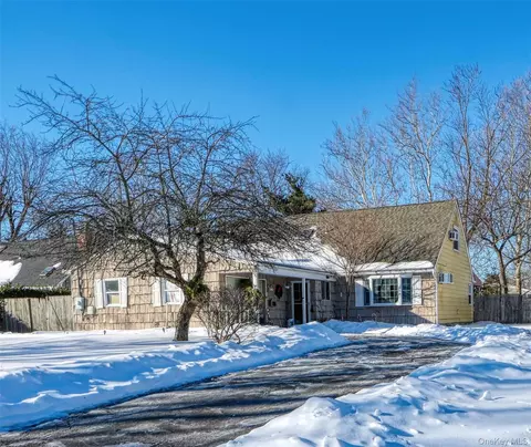 24 Normandy Dr, Holbrook, NY 11741