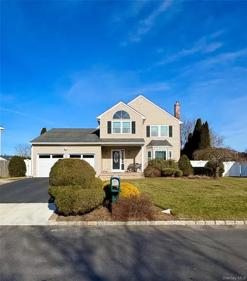 5 Lea Ave, Manorville, NY 11949