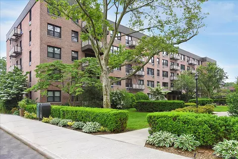 4 Birchwood Ct #4J, Mineola, NY 11501