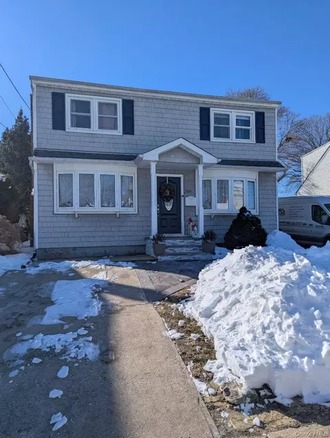 209 S 11th St, Lindenhurst, NY 11757