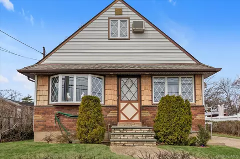 20 Hunter Ave, Valley Stream, NY 11580