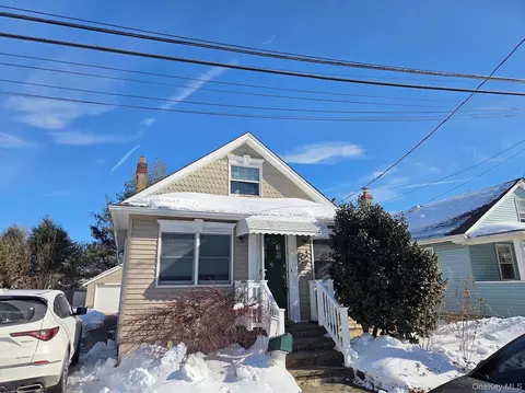 5 Milton St, Hicksville, NY 11801