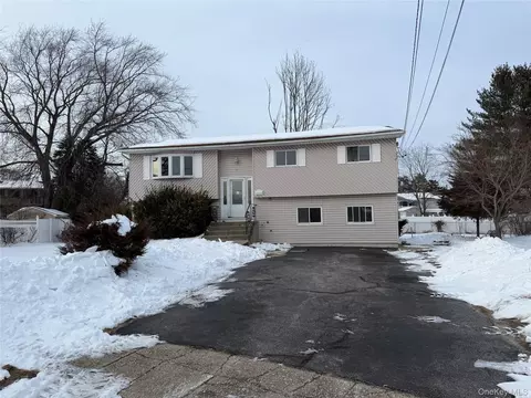 11 Mel Ct, Bay Shore, NY 11706