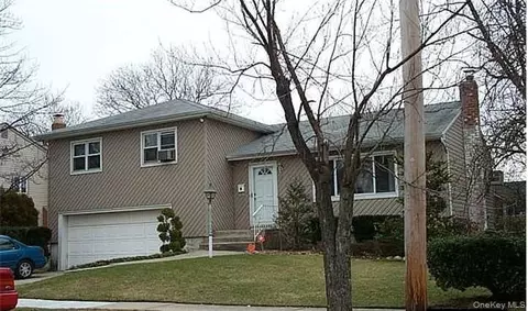 12 Cranberry Ln, Plainview, NY 11803