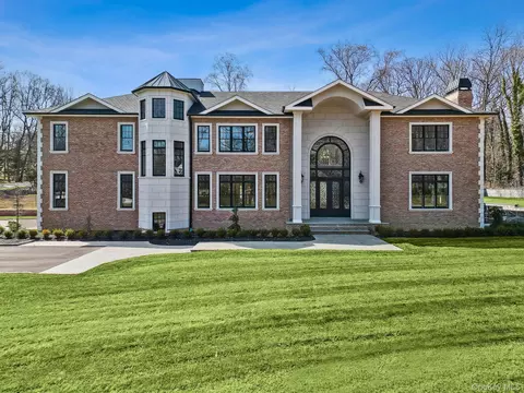 24 Landview Dr, Dix Hills, NY 11746