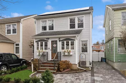 8783 254th St, New York, NY 11426