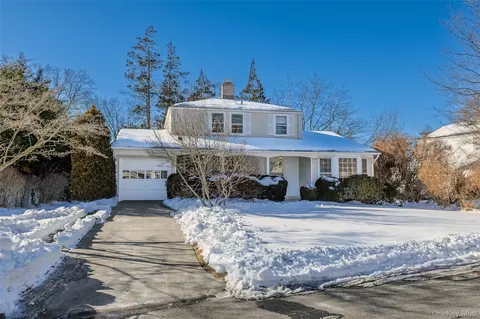79 Appletree Ln, North Hempstead, NY 11577