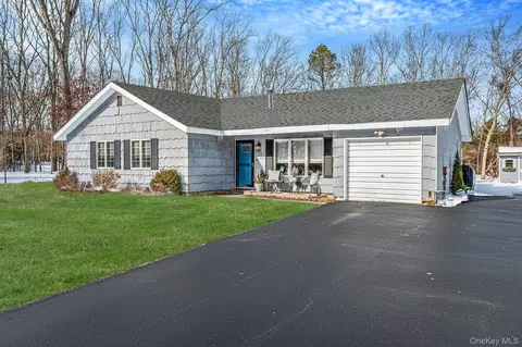 21 Jodi Dr, Manorville, NY 11949