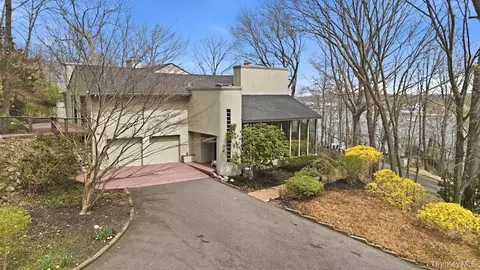 40 Idle Day Dr, Centerport, NY 11721