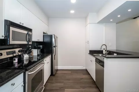 100 New Roc City Pl #405, New Rochelle, NY 10801
