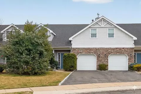 14 Miro Pl, North Hempstead, NY 11050