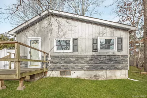 7 1st St, Nesconset, NY 11767