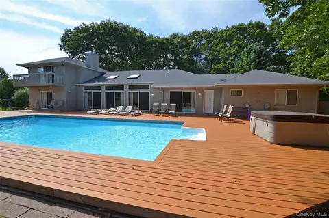 10 Jeffrey Ln, East Quogue, NY 11942
